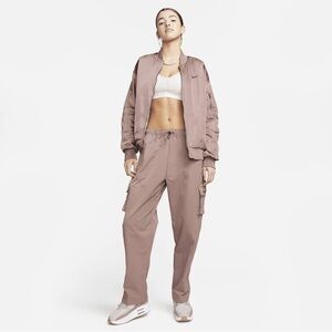Nike Women's Sportswear Essential High-Rise Woven Cargo Pants